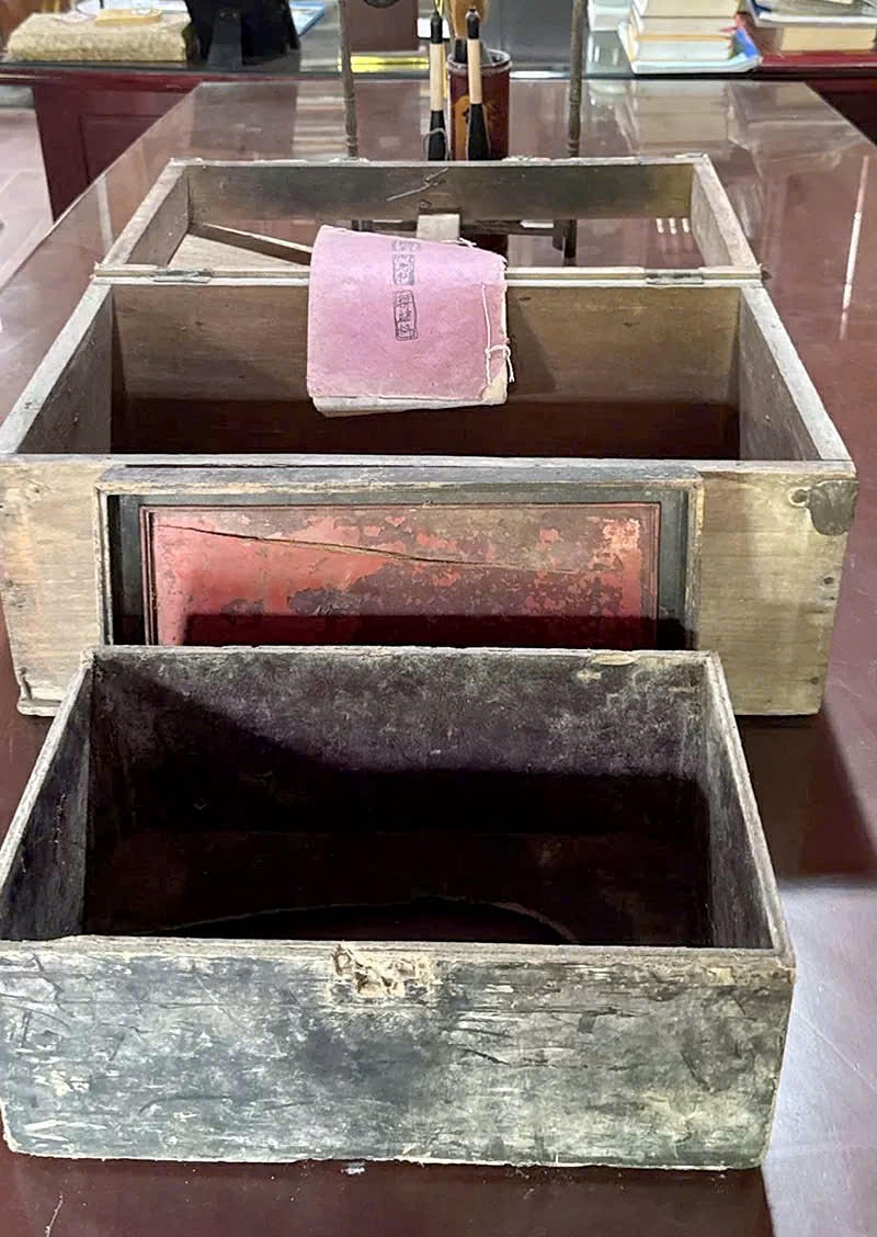 Tráp lưu giữ tài liệu tại nhà in Tiến Lên. (Dưới lớp áo cà sa, Đại đức Thích Thanh Long thực sự là một chiến sĩ báo chí cách mạng tiên phong. Với chiếc bàn in nhỏ, con chữ bằng chì, những tờ báo, truyền đơn Tiến Lên lần lượt ra đời, tiếp sức cho các cán bộ, chiến sĩ, góp phần khích lệ tinh thần quần chúng nhân dân vùng đồng bằng châu thổ sông Hồng).
Ảnh: thanhtra.com.vn Tráp lưu giữ tài liệu tại nhà in Tiến Lên. (Dưới lớp áo cà sa, Đại đức Thích Thanh Long thực sự là một chiến sĩ báo chí cách mạng tiên phong. Với chiếc bàn in nhỏ, con chữ bằng chì, những tờ báo, truyền đơn Tiến Lên lần lượt ra đời, tiếp sức cho các cán bộ, chiến sĩ, góp phần khích lệ tinh thần quần chúng nhân dân vùng đồng bằng châu thổ sông Hồng).
Ảnh: thanhtra.com.vn