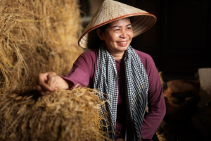 Thân thương chiếc nón lá và tấm áo tơi của mẹ