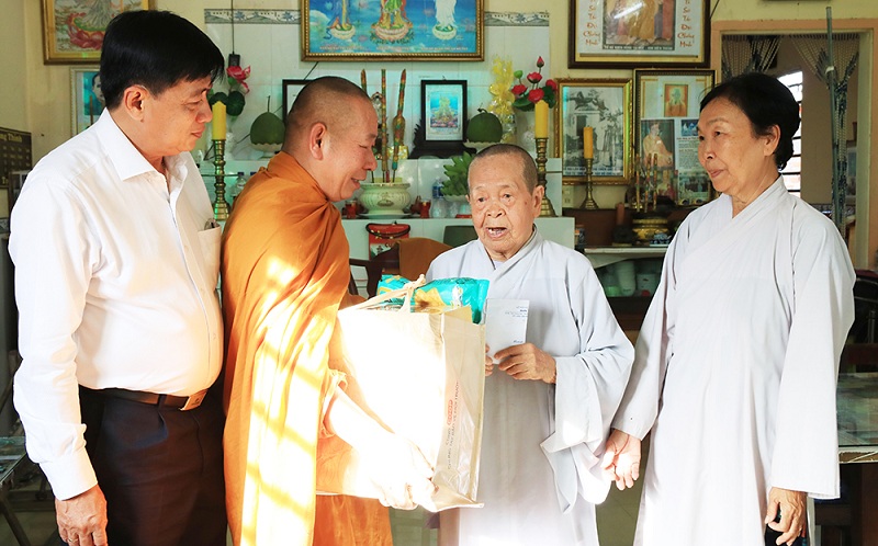 Phó Giám đốc Sở Nội vụ An Giang Nguyễn Phú, Trưởng ban Tôn giáo tỉnh; Thượng toạ Thích Giác Tín, Trưởng ban Hoằng pháp - Ban Trị sự Giáo hội Phật giáo Việt Nam tỉnh An Giang, Phó Trưởng ban Thường trực Ban Trị sự Giáo hội Phật giáo Việt Nam TP. Long Xuyên, trụ trì Tịnh xá Ngọc Giang, cùng cán bộ, đoàn viên thanh niên đến thăm, tặng quà ni trưởng Thích nữ Diệu Thông nhân kỷ niệm 78 năm Ngày thành lập Quân đội nhân dân Việt Nam (22/12/1944 – 22/12/2022). Phó Giám đốc Sở Nội vụ An Giang Nguyễn Phú, Trưởng ban Tôn giáo tỉnh; Thượng toạ Thích Giác Tín, Trưởng ban Hoằng pháp - Ban Trị sự Giáo hội Phật giáo Việt Nam tỉnh An Giang, Phó Trưởng ban Thường trực Ban Trị sự Giáo hội Phật giáo Việt Nam TP. Long Xuyên, trụ trì Tịnh xá Ngọc Giang, cùng cán bộ, đoàn viên thanh niên đến thăm, tặng quà ni trưởng Thích nữ Diệu Thông nhân kỷ niệm 78 năm Ngày thành lập Quân đội nhân dân Việt Nam (22/12/1944 – 22/12/2022).