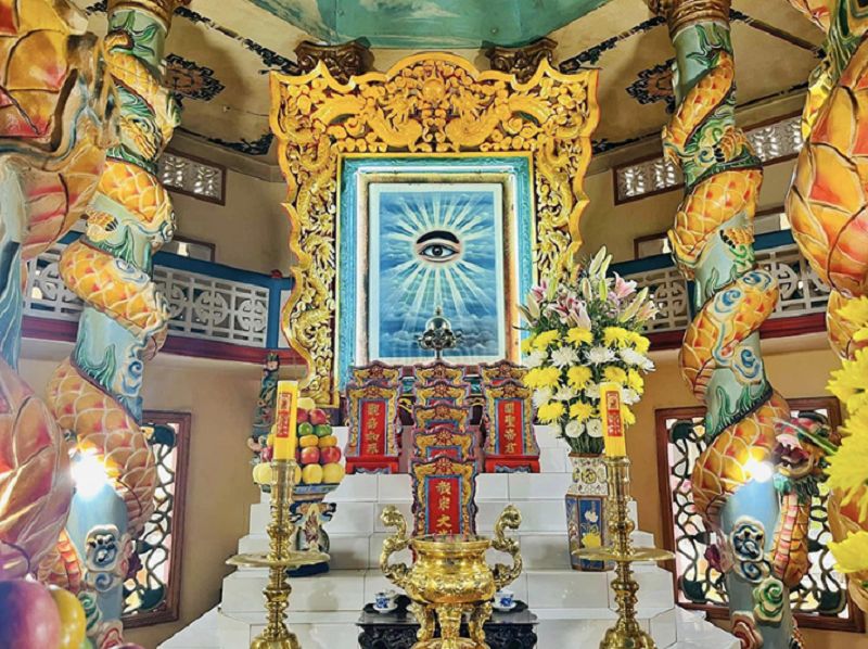 Ban thờ trong cơ sở đạo Cao Đài. Ảnh sưu tầm. Ban thờ trong cơ sở đạo Cao Đài. Ảnh sưu tầm.