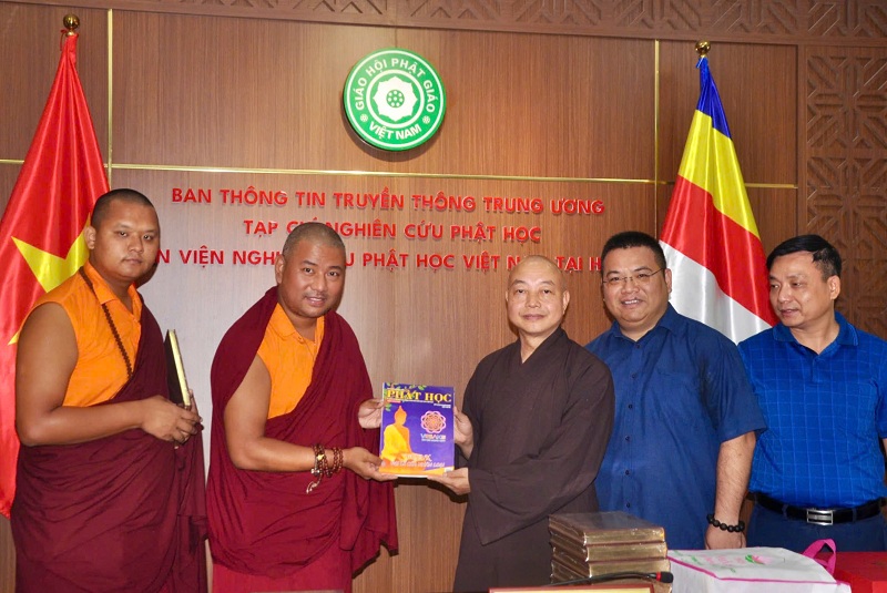 Thượng tọa Thích Thanh Huân trao tặng quà lưu niệm tới Lama Sonam Tashi cùng phái đoàn Thượng tọa Thích Thanh Huân trao tặng quà lưu niệm tới Lama Sonam Tashi cùng phái đoàn
