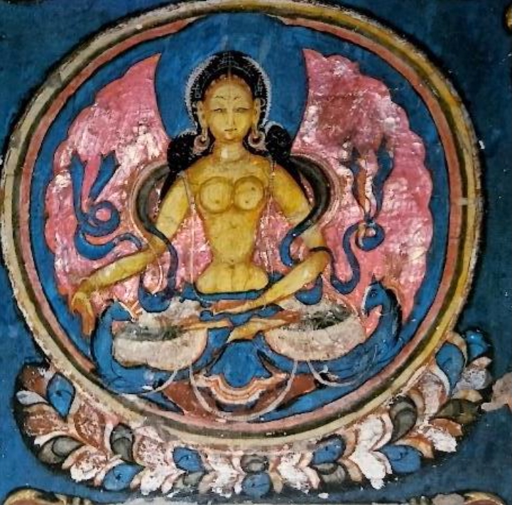 Hình 6 - Sumtsek: Đây là hình tướng nữ của Ratnasaṃbhava (Bảo Sinh Như Lai). Ngồi trên hoa sen, có hai con ngựa nâng đỡ. Tay phải trong ấn Thí nguyện (Varada), tay trái trong ấn Thiền (Dhyāna). Tuy nhiên, khác với Ukubahah, trong bích họa này không có bát Piṇḍapātra. Hình 6 - Sumtsek: Đây là hình tướng nữ của Ratnasaṃbhava (Bảo Sinh Như Lai). Ngồi trên hoa sen, có hai con ngựa nâng đỡ. Tay phải trong ấn Thí nguyện (Varada), tay trái trong ấn Thiền (Dhyāna). Tuy nhiên, khác với Ukubahah, trong bích họa này không có bát Piṇḍapātra.
