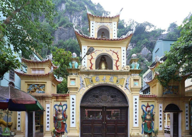 Cổng Tam quan chùa Long Tiên (Quảng Ninh). Ảnh sưu tầm.
