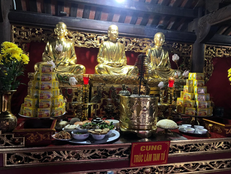 Ban thờ Trúc Lâm Tam Tổ trong chùa Long Tiên (Quảng Ninh). Ảnh sưu tầm.
