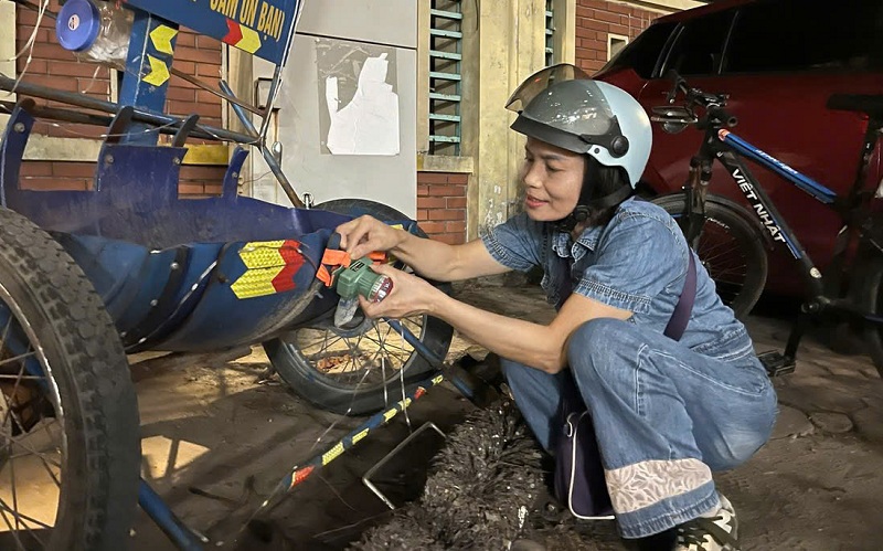 Chị Thu kiểm tra lại phương tiện trước khi lên đường hút đinh Chị Thu kiểm tra lại phương tiện trước khi lên đường hút đinh