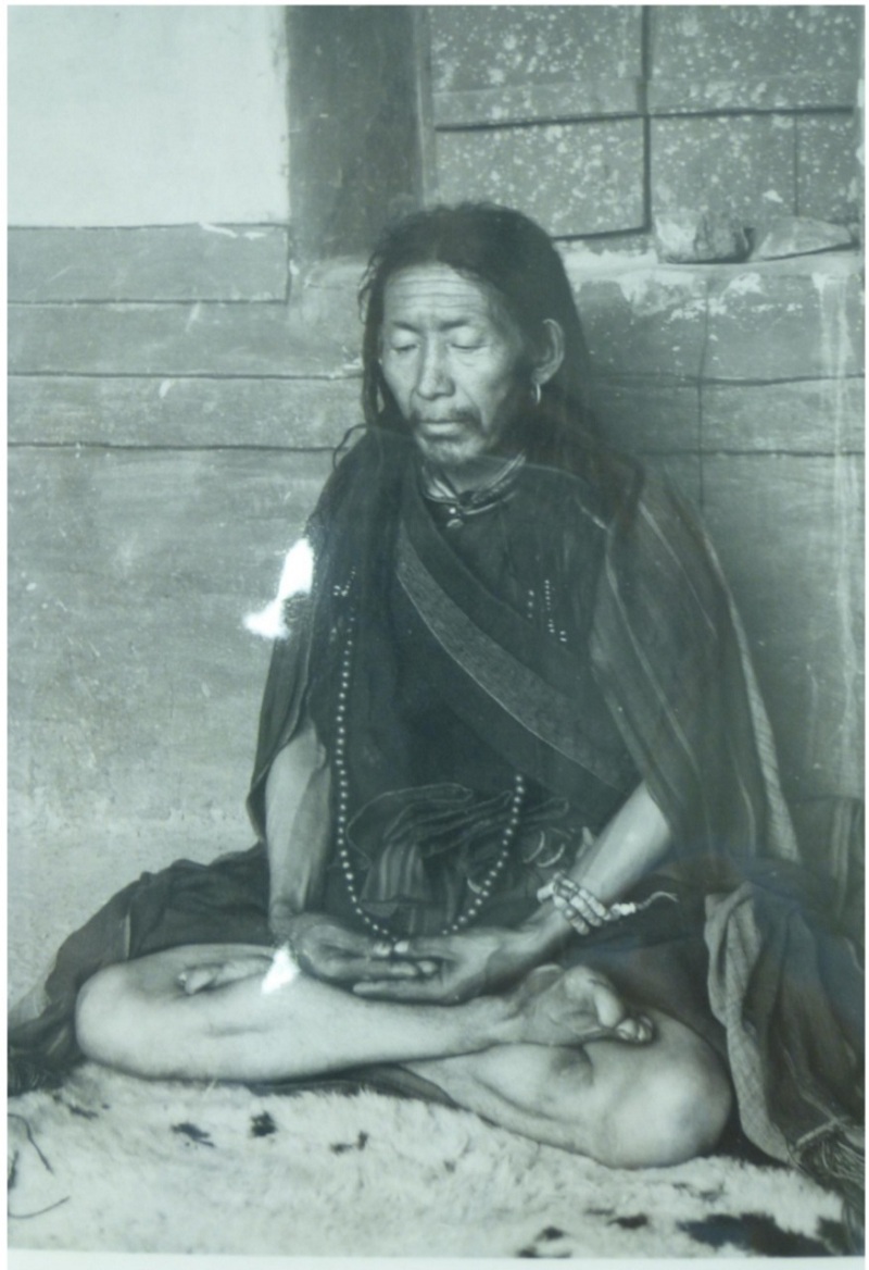 Charles Bell đã chụp ảnh một hành giả và thành tựu giả (mahasiddha) vào ngày 17 tháng 10 năm 1934, đang kiết già, tay trong thế ấn đại định. Charles Bell đã chụp ảnh một hành giả và thành tựu giả (mahasiddha) vào ngày 17 tháng 10 năm 1934, đang kiết già, tay trong thế ấn đại định.
