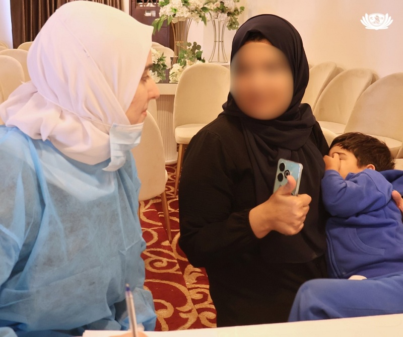 Bé Hisham, 4 tuổi, bị tổn thương nặng nề do bom đạn ở Gaza, sợ hãi khi được khám miệng, dù đã chịu đựng đau răng suốt sáu tháng. (Nguồn: global.tzuchi.org) Bé Hisham, 4 tuổi, bị tổn thương nặng nề do bom đạn ở Gaza, sợ hãi khi được khám miệng, dù đã chịu đựng đau răng suốt sáu tháng. (Nguồn: global.tzuchi.org)