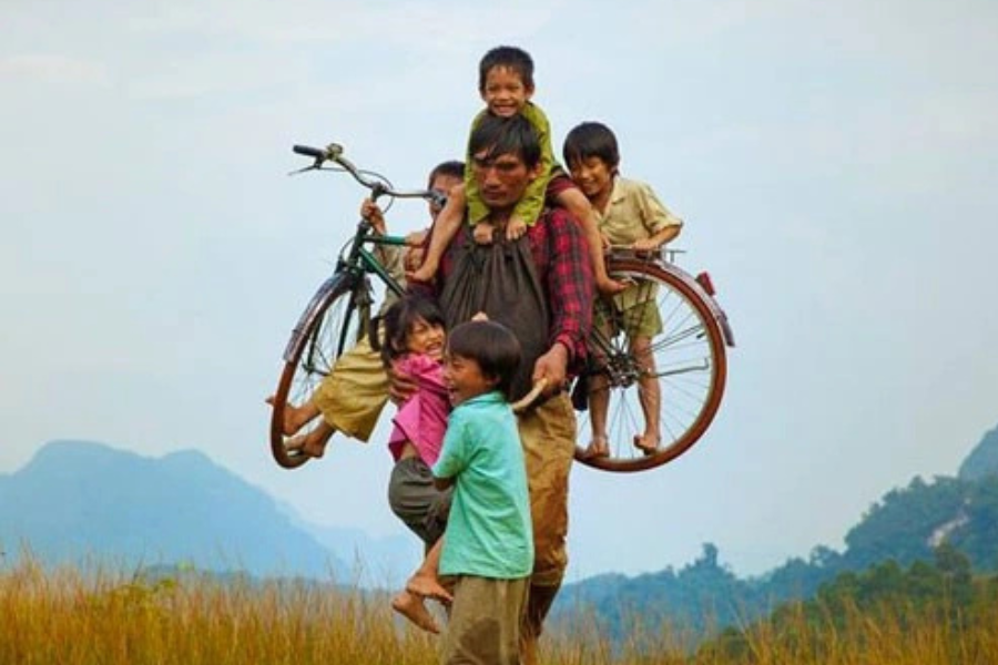 Hạnh phúc cha cõng trên lưng