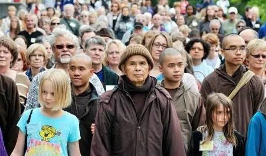 Thiền sư Thích Nhất Hạnh: người tiên phong ủng hộ nguyên lý Phật giáo nhập thế. Thiền sư Thích Nhất Hạnh: người tiên phong ủng hộ nguyên lý Phật giáo nhập thế.