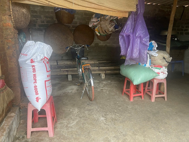 Nhà bà Ngô Thị Thơi (61 tuổi), bà ở một mình. Nước rút, một gian nhà tan hoang không còn gì. Vẫn may, cứu được mấy bao thóc và vật tư nông nghiệp.