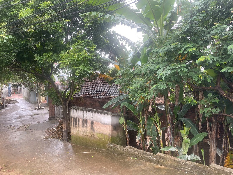 Góc đường làng này, còn hiện rõ ngôi nhà mái ngói đỏ sẫm bị nước ngập qua mái nhà...