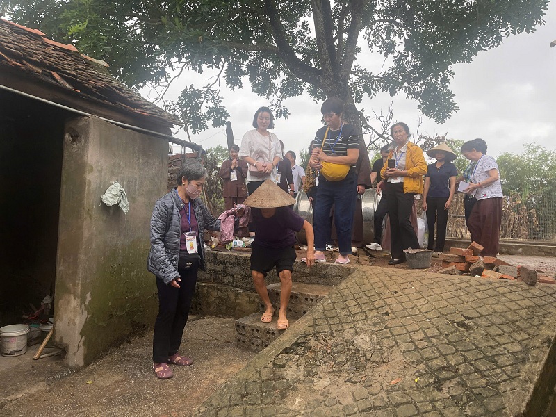 Cụ bà Nguyễn Thị Tính tất tả về đón đoàn