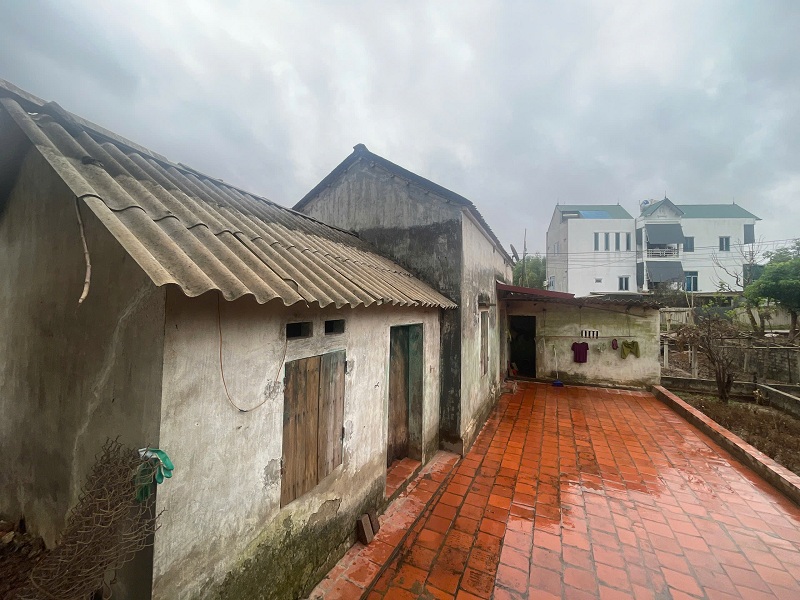 Nước đã rút hết, mà nhà cụ Tính còn lang lổ hằn vệt thiên tai. Nơi mép tường gác mái gian nhà cao nhất còn in đậm dấu nước ngập...