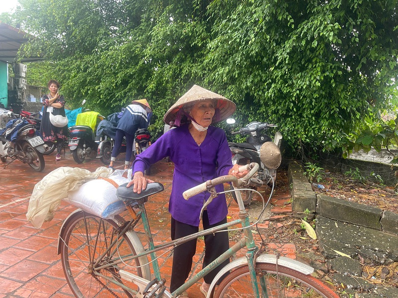 Những âu lo còn đó, trên gương mặt đậm dấu thời gian khi vừa trải qua những mất mát nơi một cụ bà ở Xóm Chùa.