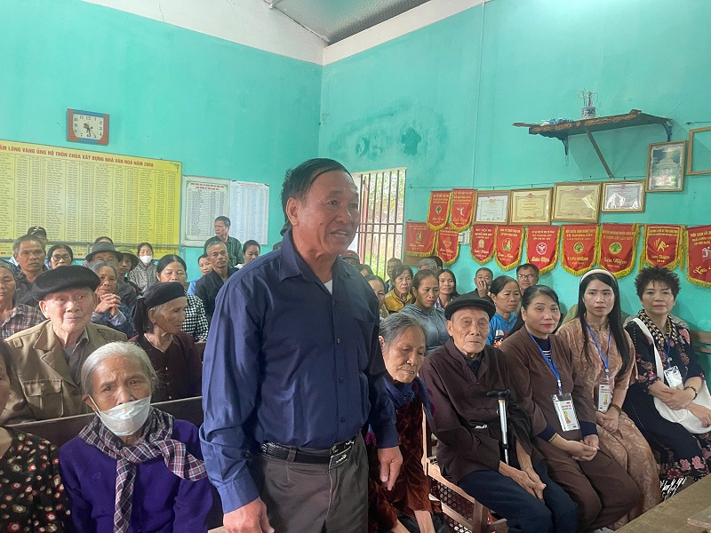 Đại diện dân làng thôn Xóm Chùa bày tỏ lòng biết ơn cùng thiện tình ấm áp nơi đoàn thiện nguyện