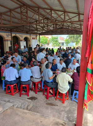 Bữa cơm thân mật tại đình làng Phú Lâm trong lễ tế thu. Ảnh tác giả cung cấp.