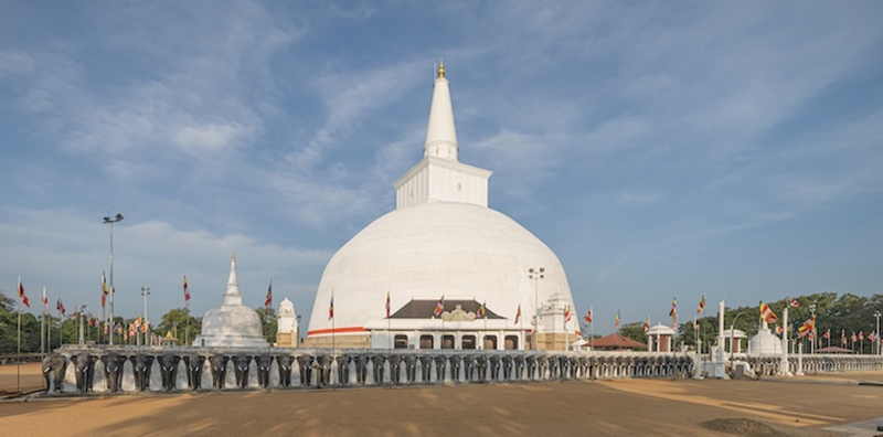 Bảo tháp Ruwanwelisaya ở Anuradhapura, Sri Lanka. Wikimedia Commons. - Ảnh: 2025