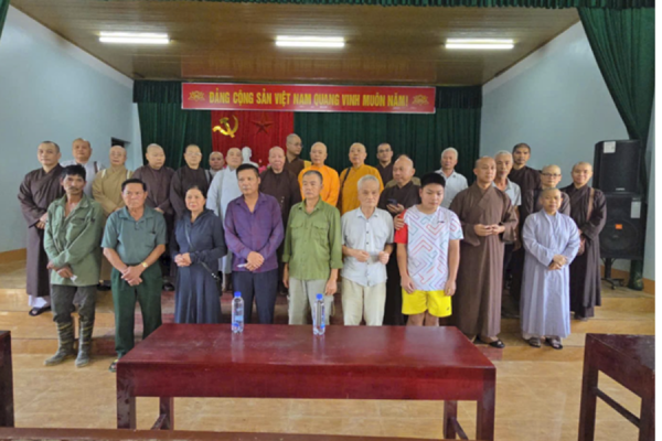 Tăng, ni đi cứu trợ mùa lũ