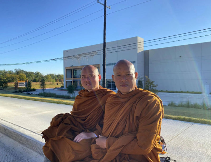 Sư Định Giới (phải) trên hành trình đi bộ ở Mỹ.