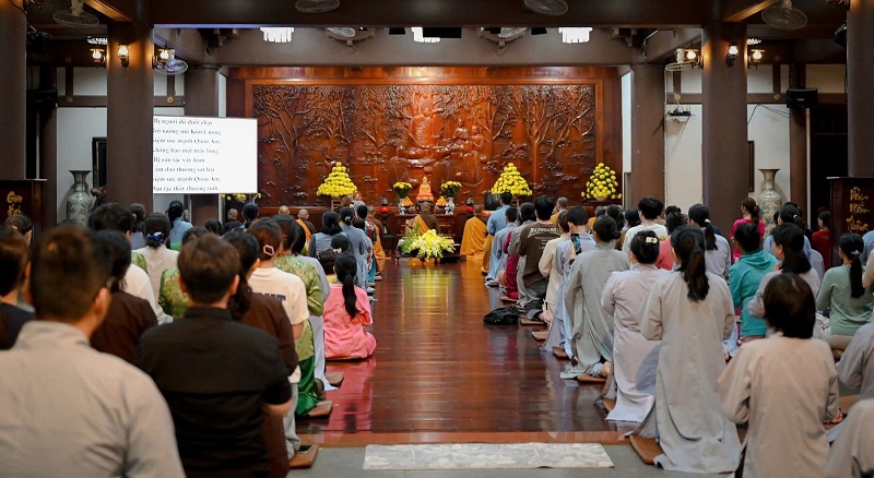 Quý Thầy dẫn chúng cùng tụng Kinh Sức Mạnh Quan Âm