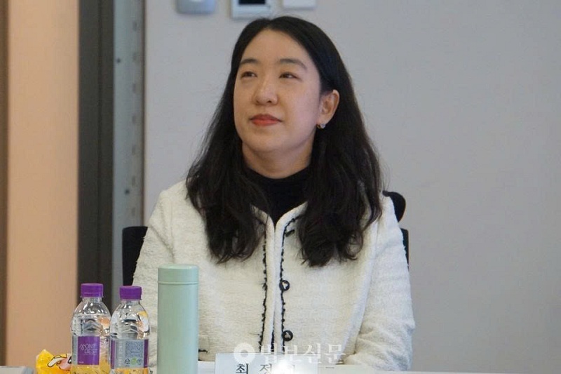 Choi Jeong-hwa, giảng viên tại Đại học Quốc gia Seoul.

출처 : 법보신문(https://www.beopbo.com)