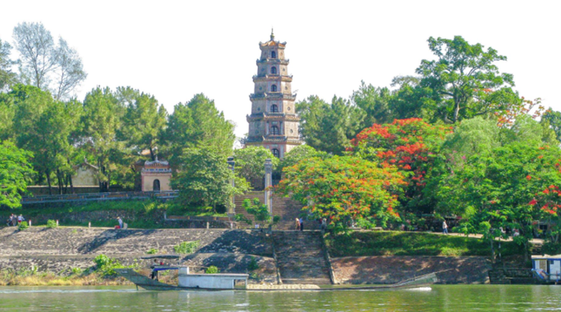 Cảnh chùa Thiên Mụ (Huế). Ảnh sưu tầm.