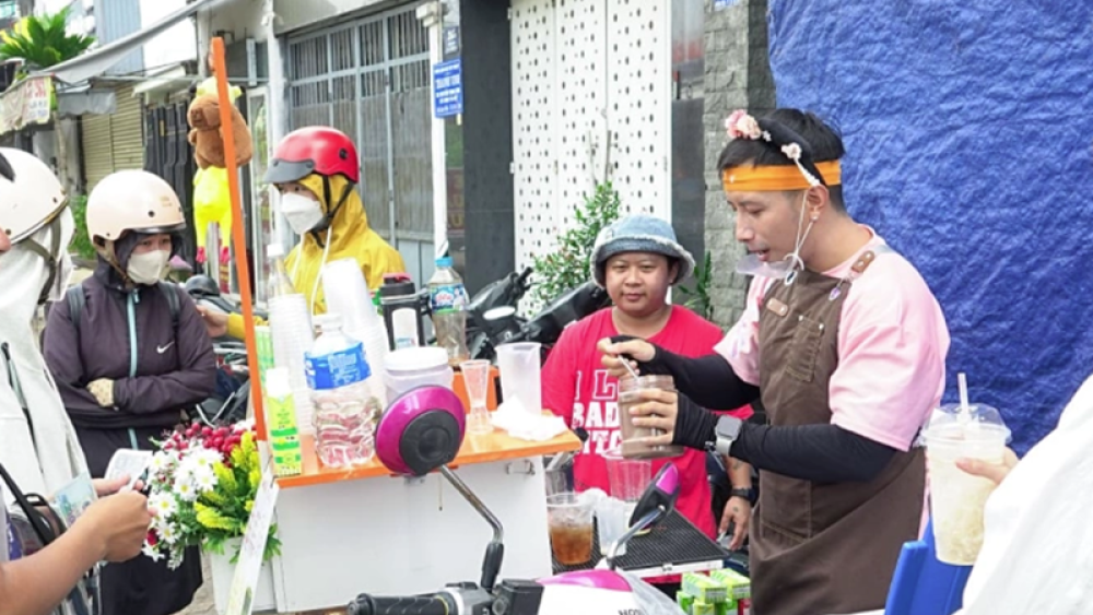 Mưu sinh "sáng vỉa hè, trưa văn phòng" và giải pháp trung đạo trong cuộc sống hiện đại