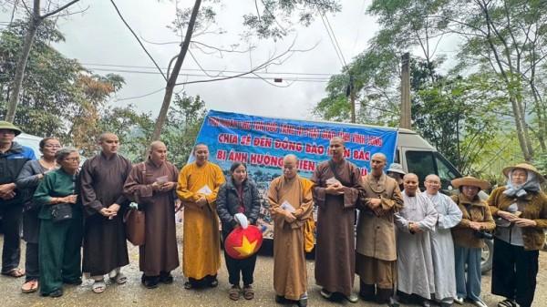 Chùa Việt và bầu trời yêu thương trong mưa lũ