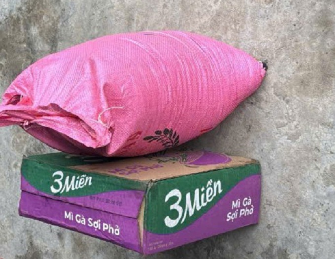 Chỉ một túi gạo thùng mỳ
