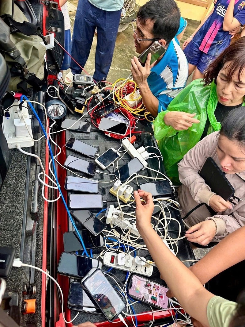 Hàng ngàn lời yêu thương, báo hiệu bình an được kết nối sãu chuỗi ngày mất liên lạc. Ảnh: Facebook
