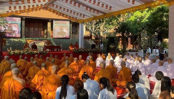 Soi sáng chính mình từ đời sống giản dị