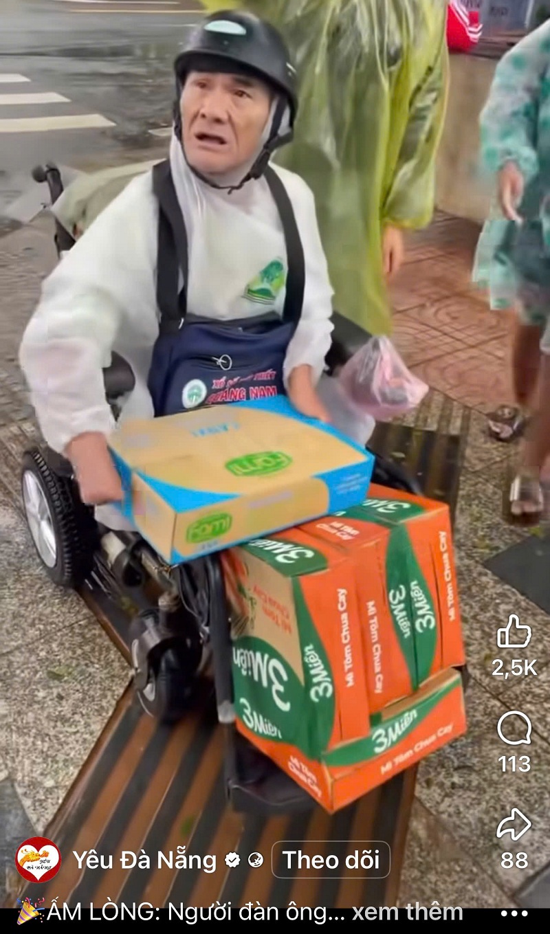 Chú tự mình bê thùng sữa để trao tặng, không muốn phiền mọi người.