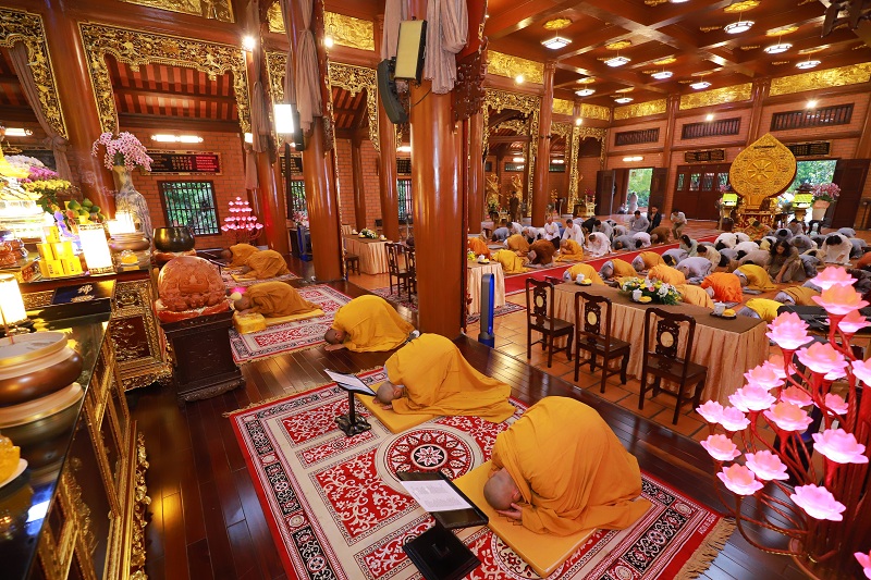 Đảnh lễ Tam Bảo