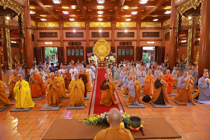 Đại đức Thích Tâm Cung, Lớp trưởng Khóa 8 dâng lời tác bạch tri ân đến Ban Chủ nhiệm khoa