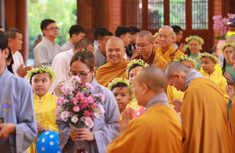 Cung nghinh Chư tôn đức tăng, ni quang lâm Chính Điện