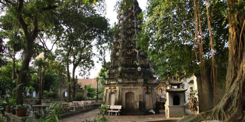 Tháp Cửu phẩm liên hoa tại sân chùa Mía. Ảnh sưu tầm.