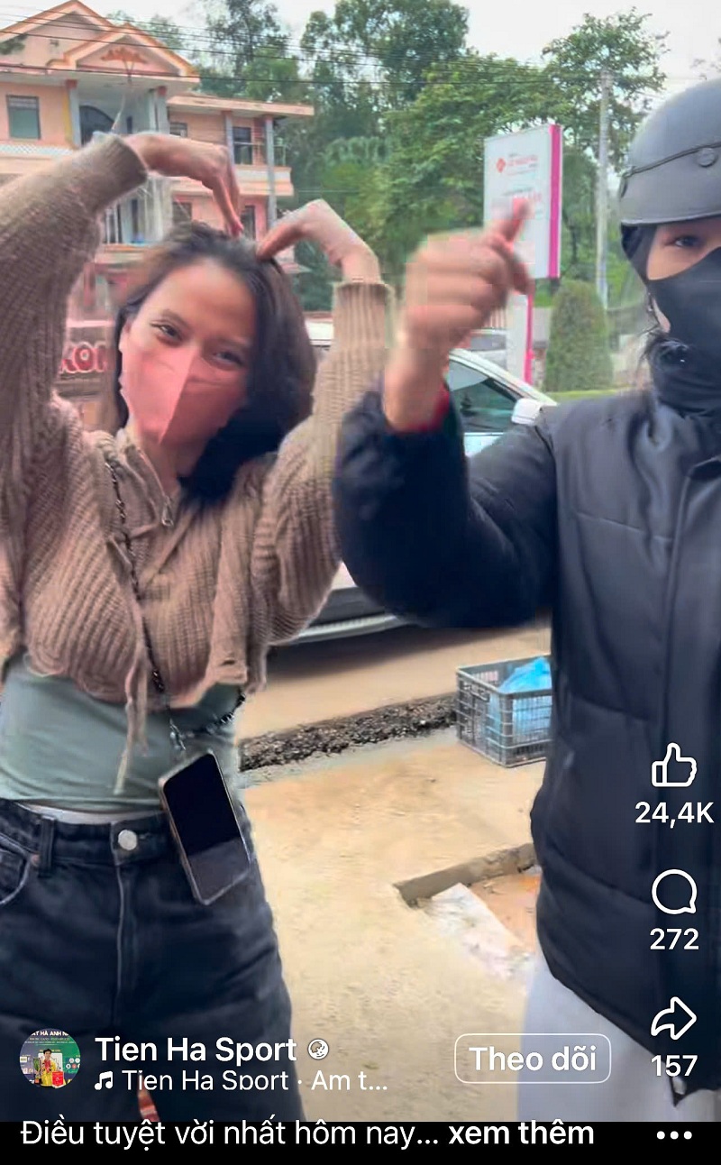 Bạn giơ hai cánh tay trên đâu, làm biểu tượng 