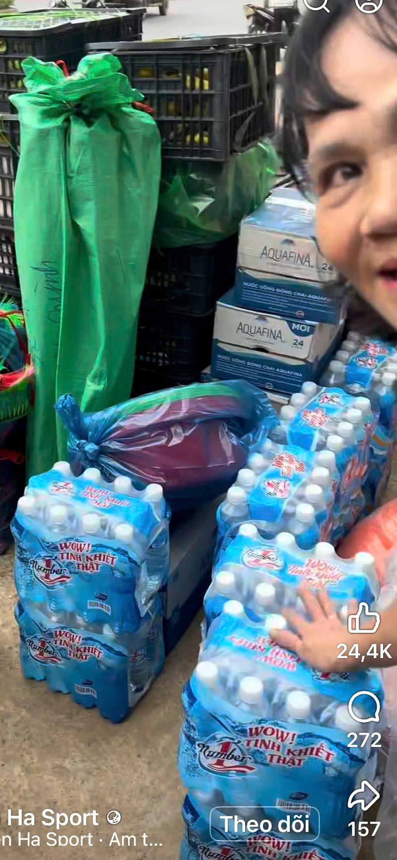 Các em sẵn sàng traađi những gì mình có thể.  Ảnh cắt từ clip (nguồn: Facebook)