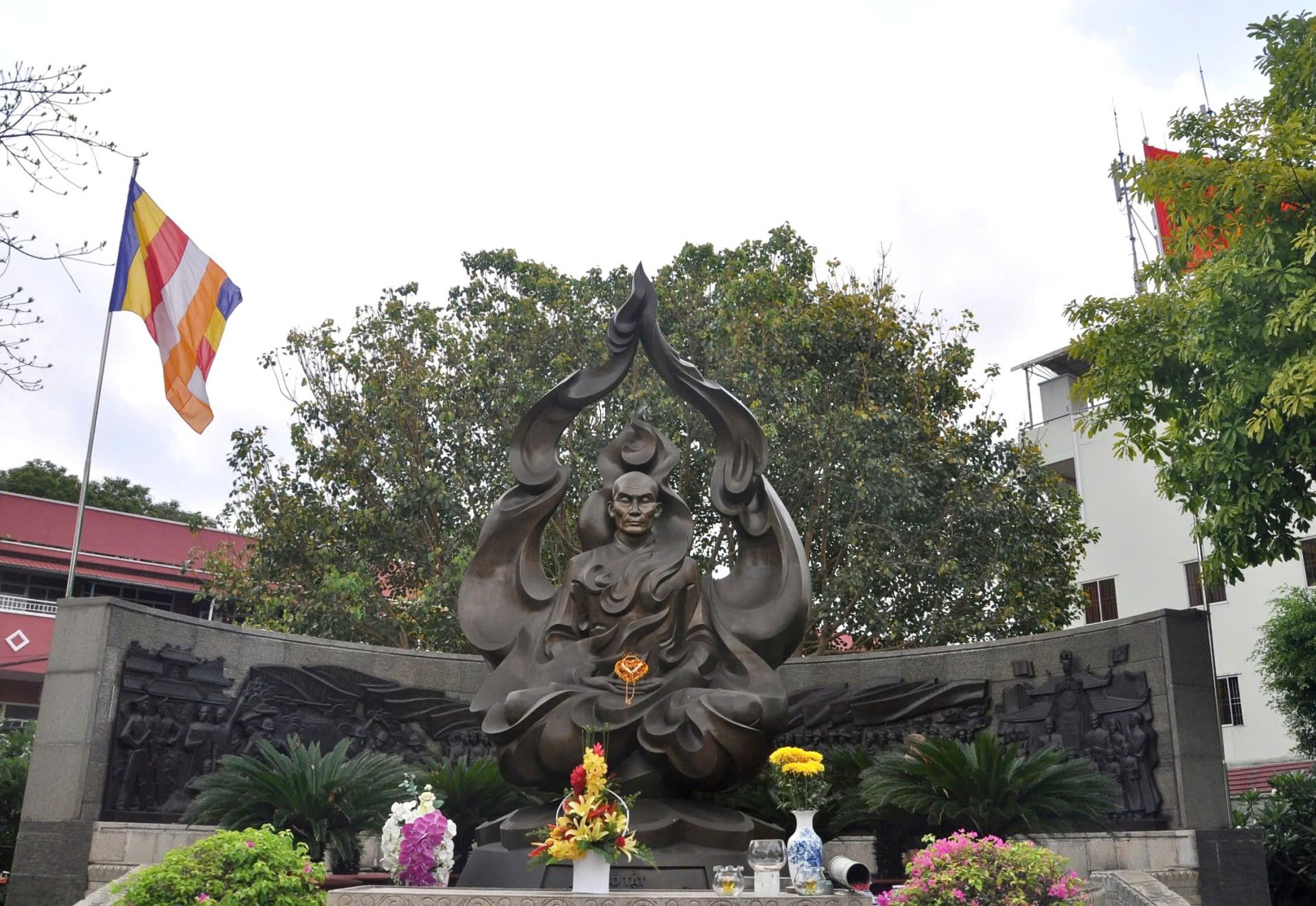 Tượng đài Bồ Tát Thích Quảng Đức. Ảnh: Cổ Nguyệt.