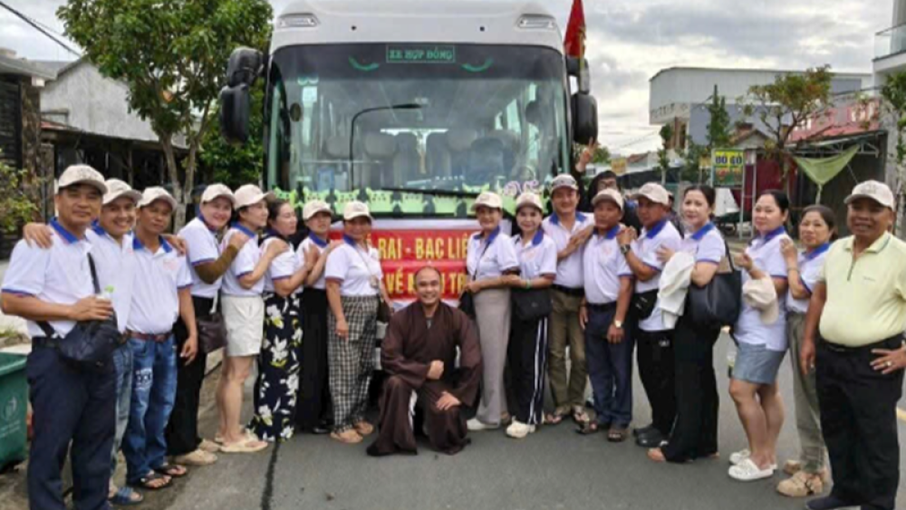 Chuyến xe ấm áp từ Giá Rai, tình người vượt bão lũ miền Trung