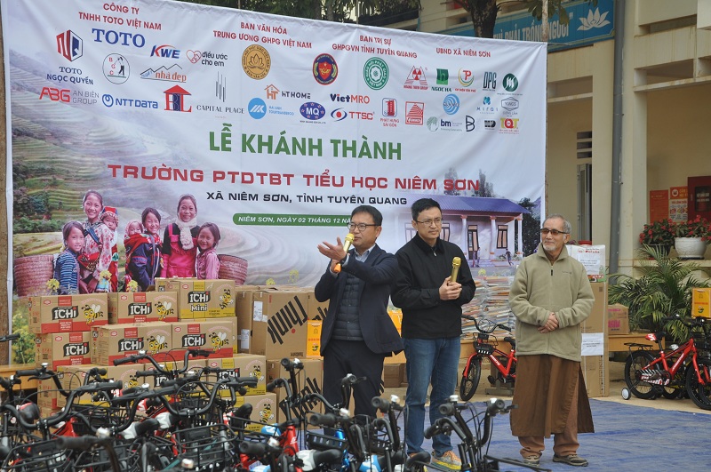 Đại diện Tập đoàn TOTO Việt Nam, ông Asada hướng tay về phía dãy nhà nội trú, chia sẻ: Lần đầu tiên tôi tham dự chương trình, thấy có nhiều trẻ con dự đông và đủ đến vậy. Các cháu đều là những mầm xanh tương lai cần được quan tâm, chăm sóc. TOTO Việt Nam đã đồng hàng cùng rất nhiều chương trình từ thiện ở các vùng, miền núi Việt Nam. Mong rằng, không chỉ những gian nhà, mà thêm nhiều ngôi trường được dựng xây, để tất cả các em bé vùng cao đều được đến trường...