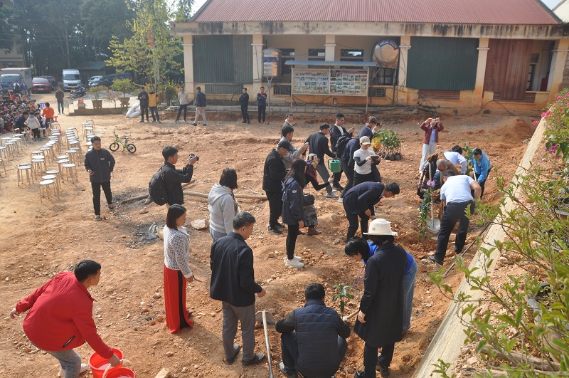 Trồng cây lưu niệm