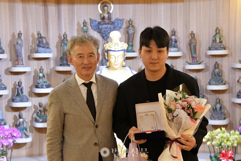 Yoo Hwa-seok, phóng viên của Báo Beopbo, đã giành giải thưởng Nhà báo Phật giáo Hàn Quốc ở hạng mục Phóng sự và Tin tức.