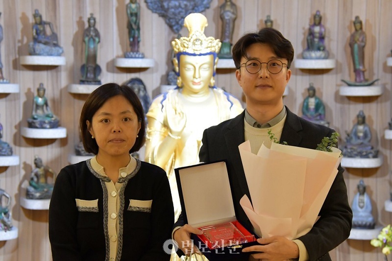 Trong hạng mục Lập kế hoạch và Bình luận, bài viết 'Đọc lại cuộc xâm lược Joseon: Lời thú tội' của phóng viên Đài truyền hình Phật giáo BTN Ho-seop Yoon đã được chọn.

출처 : 법보신문(https://www.beopbo.com)