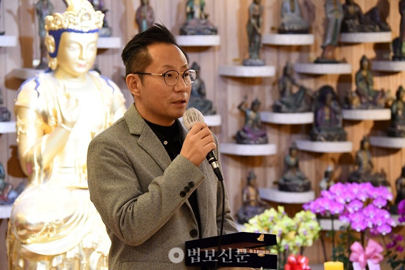 Ông Shin Jung-il, Phó Tổng Biên tập Báo Phật giáo Hiện đại, phát biểu khi nhận giải: 