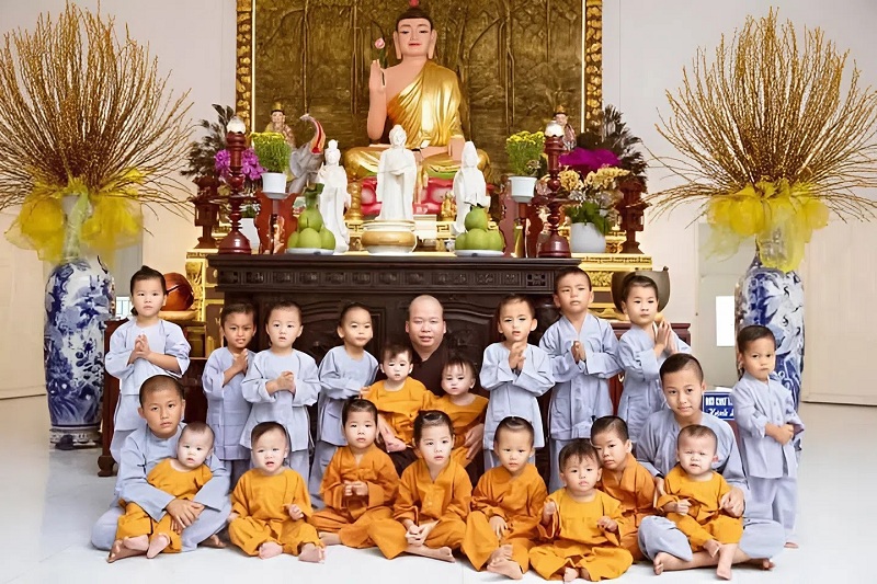 Thầy Th&iacute;ch T&aacute;nh B&igrave;nh qu&acirc;y quần b&ecirc;n c&aacute;c con của m&igrave;nh