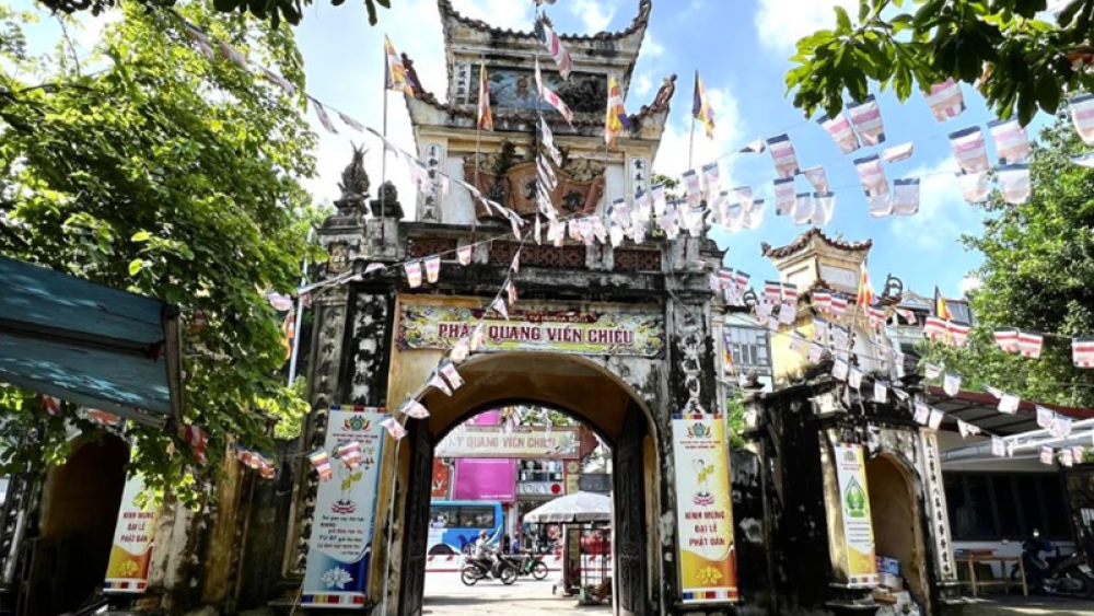 Ngôi chùa cổ có pho tượng lạ tại Hà Nội