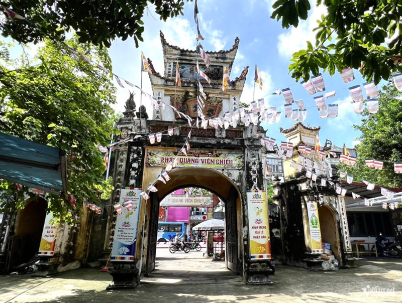 Tam quan ngoại nằm ngay s&aacute;t h&egrave; phố ch&ugrave;a Bộc, gồm 3 cổng x&acirc;y cuốn v&ograve;m 2 tầng 8 m&aacute;i, lợp ng&oacute;i giả ống. Đỉnh n&oacute;c m&aacute;i đắp h&igrave;nh mặt trời lửa với những đầu đao bay v&uacute;t l&ecirc;n kh&ocirc;ng trung, b&ecirc;n dưới treo bức ho&agrave;nh phi đề 3 chữ &ldquo;Thi&ecirc;n Ph&uacute;c tự&rdquo;.