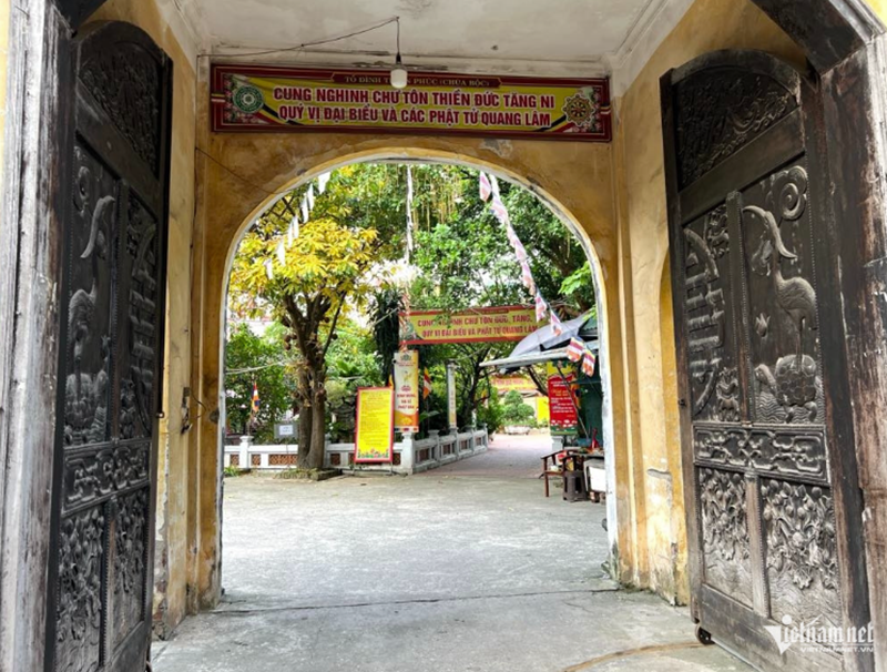 Hai c&aacute;nh cổng gỗ dẫn lối v&agrave;o ch&ugrave;a