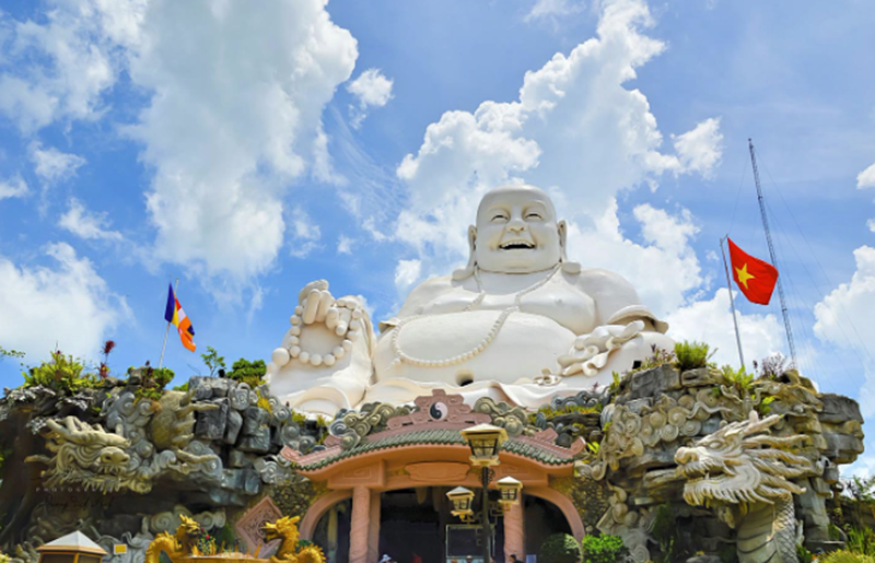 Tượng Phật Di Lặc tr&ecirc;n đỉnh N&uacute;i Cấm